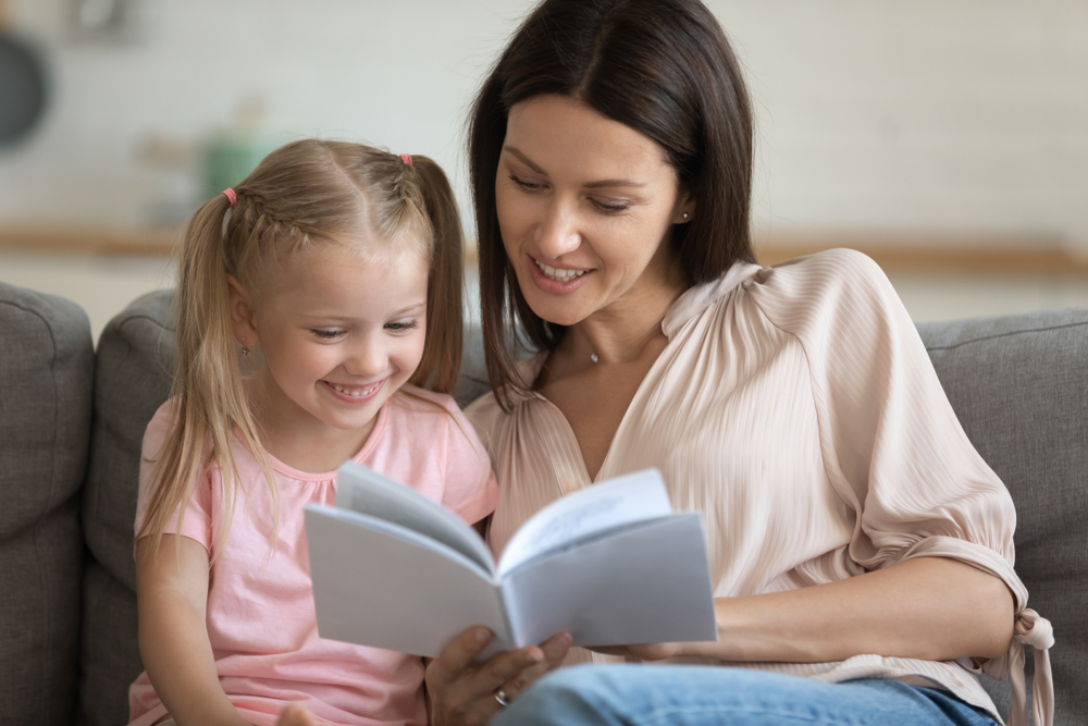 eenvoudige manieren om mijn kind te helpen vloeiend te lezen