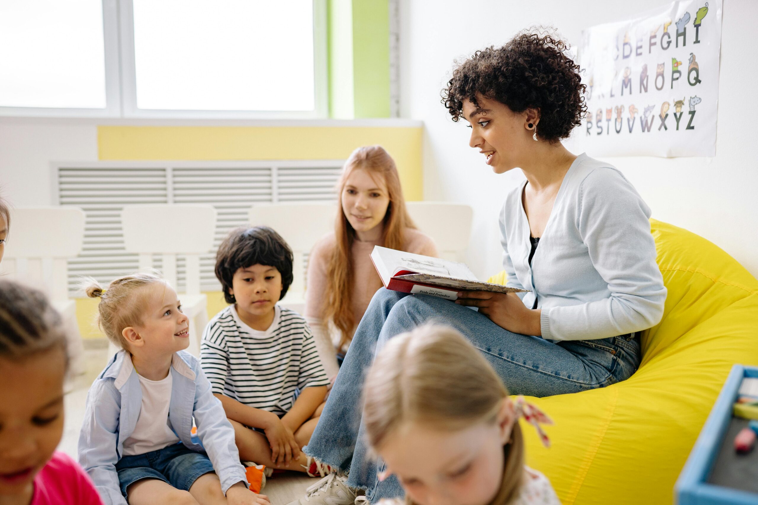 Diverse students engaged in various multisensory reading strategies in an inclusive classroom setting.