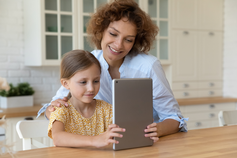 Strategies for parents to help struggling readers with digital reading tools at home