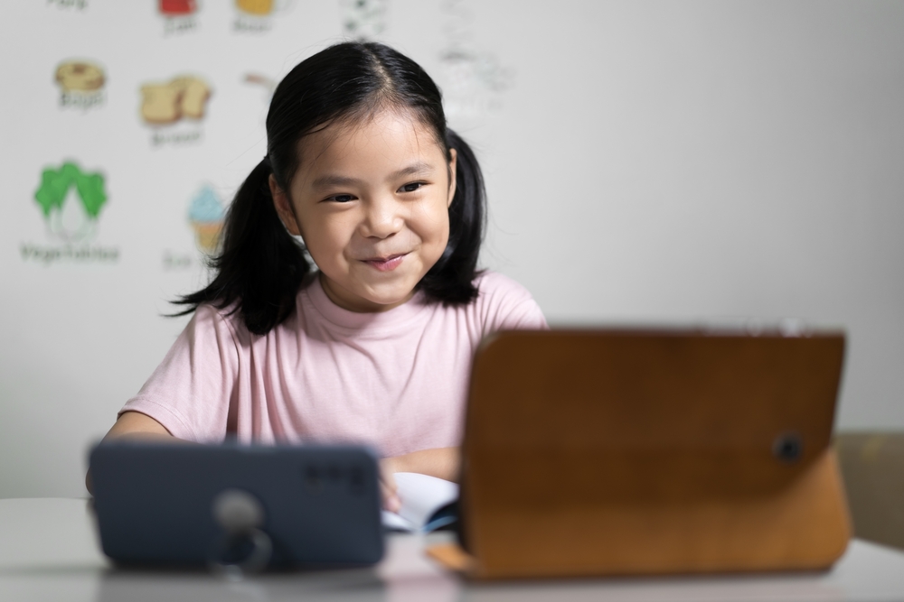 Child learning vocabulary with online resources